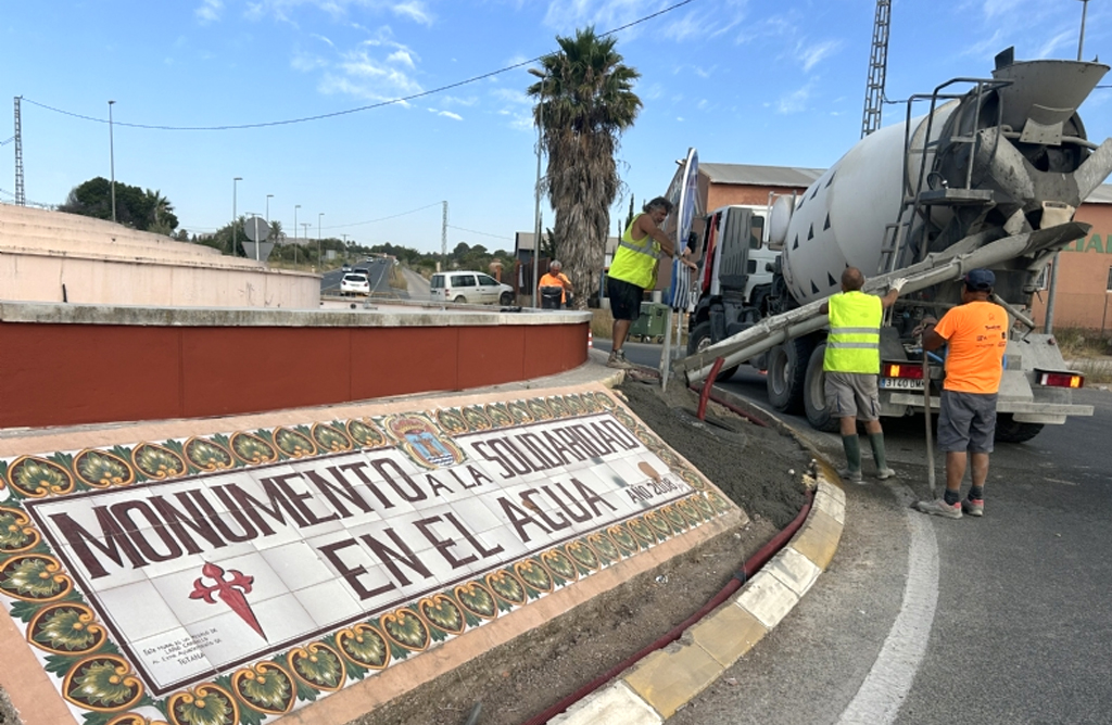 Comienzan las obras de rehabilitaci�n integral de la Rotonda del Agua tras sufrir da�os por accidentes